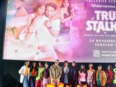 Para pemain bersama Director of Vidio Original Series True Stalker berfoto bersama usai Exclusive Screening & Press Conference True Stalker di XXI Senayan City, Jakarta, Kamis (28/11/2024). (Liputan6.com/Angga Yuniar)