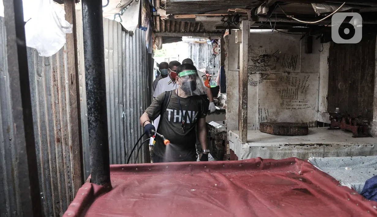 Petugas menyemprotkan cairan disinfektan saat sterilisasi rutin Pasar Sumur Batu, Kemayoran, Jakarta, Rabu (8/7/2020). Pengelola Pasar Sumur Batu rutin melakukan penyemprotan disinfektan setiap Senin, Rabu, dan Jumat guna mencegah penyebaran virus corona COVID-19. (merdeka.com/Iqbal S. Nugroho)
