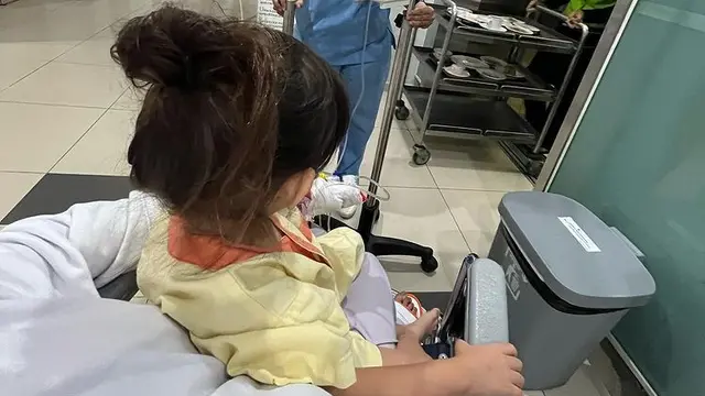 Raisa membagikan potretnya saat mendampingi Zalina di rumah sakit. (Foto: Instagram/raisa6690)