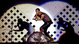 Vokalis dari band rock Inggris Coldplay, Chris Martin tampil pada festival musik Rock in Rio di Rio de Janeiro, Brasil, Minggu (11/9/2022). Coldplay membawakan sejumlah lagu hits mereka seperti 'Viva La Vida' dan "Sky Full of Stars'. (AP Photo/Bruna Prado)