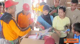 Citizen6, Nunukan: Sejumlah murid SD Filial 012 Nunukan sedang mengantri ingin segera membaca buku bacaan yang telah diterimanya di di wilayah RT 013, Desa Tabur Lestari, Seimanggaris, Nunukan, Kalimantan Timur.  (Pengirim: Badarudin Bakri)
