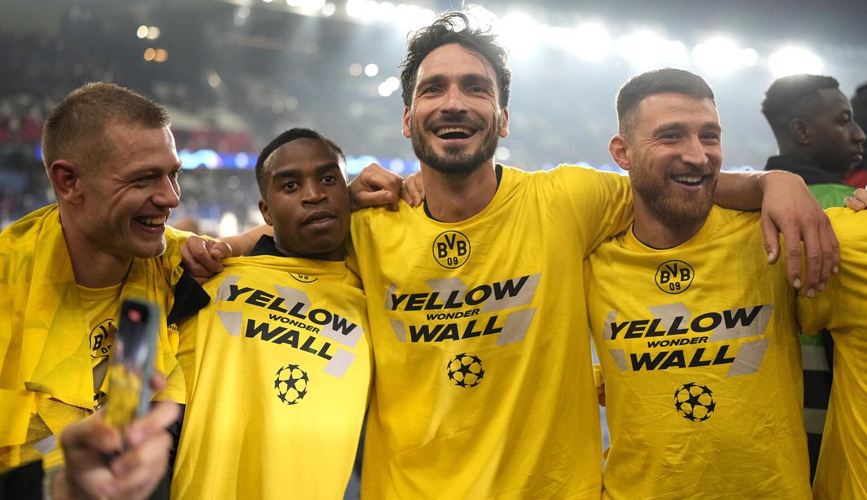 Selebrasi para pemain Borussia Dortmund merayakan kemenangan 1-0 atas PSG pada laga leg kedua semifinal Liga Champions 2023/2024 di Parc des Princes Stadium, Paris, Rabu (7/5/2024). (AP Photo/Lewis Joly)