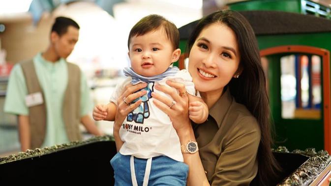 Pose Menggemaskan Anak  Sandra  Dewi  yang Ganteng dari Lahir 