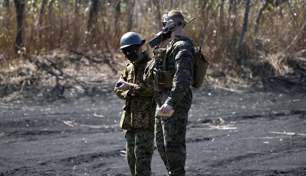 Operator radio Pasukan Bela Diri Darat Jepang (JGSDF) dan Marinir AS ikut serta dalam latihan militer gabungan antara JGSDF dan Marinir AS di Higashi Fuji, Gotemba, Jepang, Selasa (15/3/2022). (AP Photo/Eugene Hoshiko)