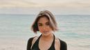 Di sini Marion Jola mengenakan set crop top hitam. Crop topnya ini memiliki detail halter-neck dengan lepasan lengan panjang, yang menepis kesan membosankan dari penampilannya secara keseluruhan. Foto: Instagram.