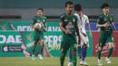 Pemain Persebaya Surabaya, Samsul Arif (kiri) merayakan gol bunuh diri pemain PSIS Semarang, Wallace Costa dalam laga pekan ke-6 BRI Liga 1 2021/2022 di Stadion Wibawa Mukti, Cikarang, Minggu (03/10/2021). (Bola.com/Bagaskara Lazuardi)