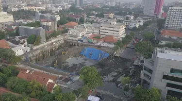 Foto aerial kondisi tanah di Jalan Raya Gubeng, Surabaya, Jawa Timur, Rabu (19/12). Jalan raya tersebut amblas sedalam sekitar 20 meter dengan lebar 30 meter pada Selasa malam. (Liputan6.com/Pool/FB Dishub Kota Surabaya)