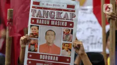 Ratusan mahasiswa yang tergabung dalam Pimpinan Pusat Himpunan Mahasiswa Persatuan Islam (PP HIMA Persis) melakukan aksi unjuk rasa di depan Gedung Merah Putih Komisi Pemberantasan Korupsi (KPK), Jakarta, Rabu (18/12/2024). (Liputan6.com/Herman Zakharia)