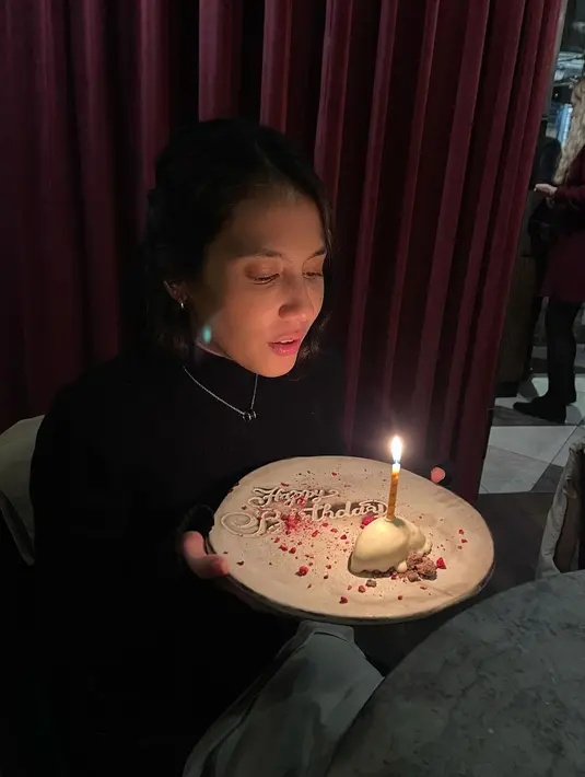 Pevita Pearce baru saja merayakan ulang tahunnya yang ke-31. Dalam beberapa foto yang diunggahnya, ia mengenakan atasan lengan panjang berwarna hitam dan meniup kue yang diberi satu lilin di atasnya. [Foto: Instagram/pevpearce]