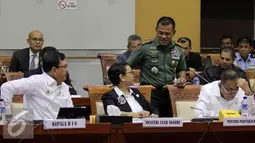 Jenderal Gatot Nurmantyo berbincang dengan Menlu Retno L.P. Marsudi disela rapat kerja dengan Komisi I DPR RI di Senayan, Jakarta, Kamis (26/1). Rapat tersebut membahas perkembangan hubungan Bilateral Indonesia dan Australia. (Liputan6.com/JohanTallo)