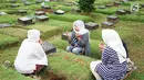 Warga memanjatkan doa di TPU Karet Bivak, Jakarta, Sabtu (4/5). Menjelang Bulan Ramadan, sejumlah TPU di Ibukota ramai dikunjungi warga untuk berziarah yang menjadi tradisi setiap tahun. (Liputan6.com/Immanuel Antonius)