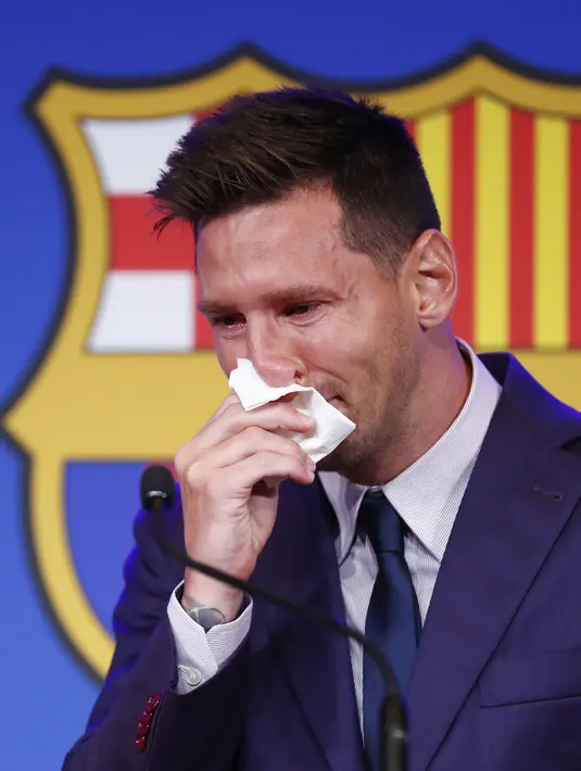 Setelah lebih dari 17 tahun (kalau dihitung saat memperkuat Barcelona B) membela Barcelona, Lionel Messi harus mengakhiri kisah manisnya dengan klub Liga Spanyol tersebut di akhir musim 2021 lalu. (AP Photo/Joan Monfort)