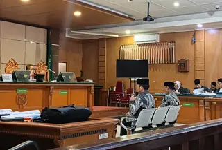 Bupati Bekasi Nonaktif Ade Kuswara dicecar pertanyaan jaksa dalam persidangan