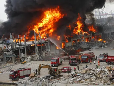 Kebaran hebat melanda Pelabuhan Beirut, Lebanon, Kamis (10/9/2020). Kebakaran tersebut menyebabkan kepanikan warga Beirut karena terjadi di lokasi ledakan dahsyat yang menewaskan 200 orang pada bulan lalu. (AP Photo/Hussein Malla)