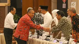 Gubernur Bank Indonesia Perry Warjio dan Menhub Budi Karya Sumadi bersalaman dengan kepala daerah saat akan mengikuti Rakor di Gedung BI, Jakarta, Rabu (4/9/2019). Rakor membahas Pengembangan Industri Manufaktur untuk meningkatkan pertumbuhan berkelanjutan. (Liputan6.com/Angga Yuniar)