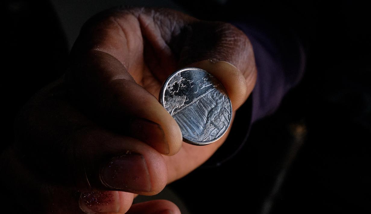 ZiG adalah mata uang keenam yang digunakan Zimbabwe sejak keruntuhan dolar Zimbabwe yang spektakuler pada tahun 2009 di tengah hiperinflasi sebesar 5 miliar persen, salah satu kehancuran mata uang terburuk di dunia hingga saat ini. (Jekesai NJIKIZANA / AFP)