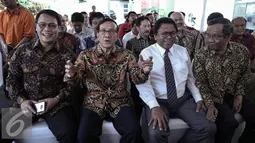 Akbar Tandjung (kedua kiri) bersama sejumlah tokoh saat menghadiri Pembukaan Sekolah Kepemimpinan Politik Bangsa, Jakarta, Selasa (3/5). Sekolah tersebut merupakan satu solusi dari sekian banyak permasalahan di Indonesia. (Liputan6.com/Faizal Fanani)