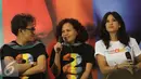 Produser Mira Lesmana (tengah) saat menggelar konferensi pers film "Ada Apa Dengan Cinta 2 (AADC 2)" di Jakarta, Senin (25/4). Film itu akan ditayangkan di 183 layar bioskop se-Indonesia. (Liputan6.com/Herman Zakharia)