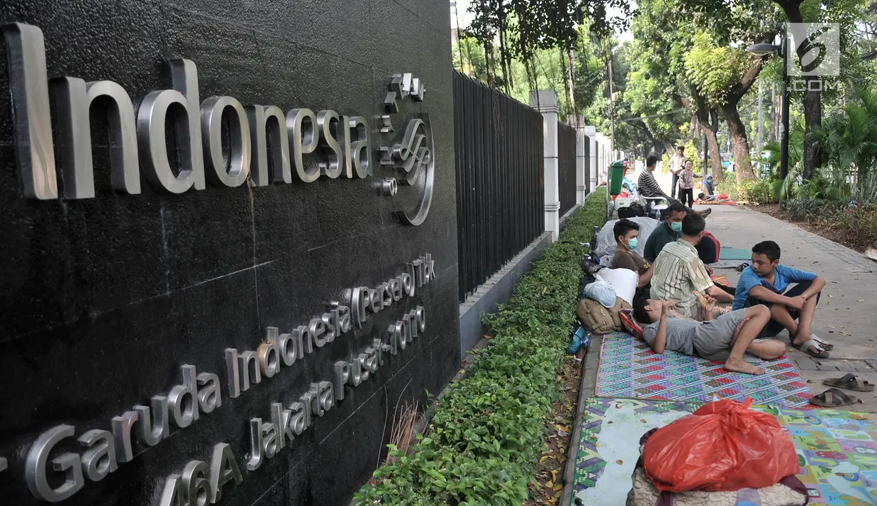 Sejumlah imigran beristirahat sambil berbincang di trotoar depan Kantor UNHCR Menara Ravindo, Kebon Sirih, Jakarta, Rabu (3/7/2019). Sejumlah imigran mengaku enggan dikembalikan ke negaranya karena keadaannya yang sedang tidak kondusif. (merdeka.com/Iqbal Nugroho)