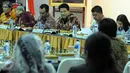 Ketua KPU Husni Kamil Malik (tengah) saat diskusi di kantor KPU, Jakarta, (14/3).Hal ini dilakukan untuk menyambut pemilihan Gubernur dan wakil gubernur, bupati dan wakil bupati dan walikota dan wakil walikota tahun 2017. (Liputan6.com/Helmi Afandi)