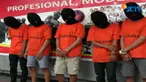 Kelima tersangka ini merupakan pelaku perusakan dan pemukulan karyawan Odysen Barbershop di kawasan Tanah Baru, Beji, Depok.