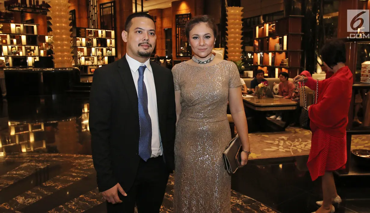 Aktris Wulan Guritno bersama suami menghadiri resepsi pernikahan Raisa Andriana dengan Hamish Daud di Ayana Midplaza, Jakarta, Minggu (3/9). Resepsi Raisa dan Hamish dihadiri sederet nama besar di industri hiburan Tanah Air. (Liputan6.com/Herman Zakharia)
