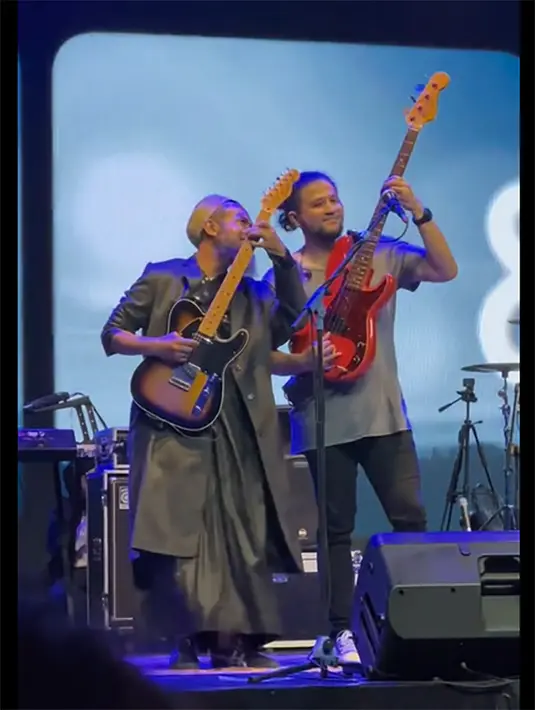 Kehadiran Sakti pun berhasil mengobati para fansnya. Sakti dan Eross tampak berangkulan hingga menunjukkan aksi dengan gitarnya. Setelah itu juga mendekat personel Sheila On 7 lain. Momen kompak Sakti bersama Adam. [TikTok/wanszr]