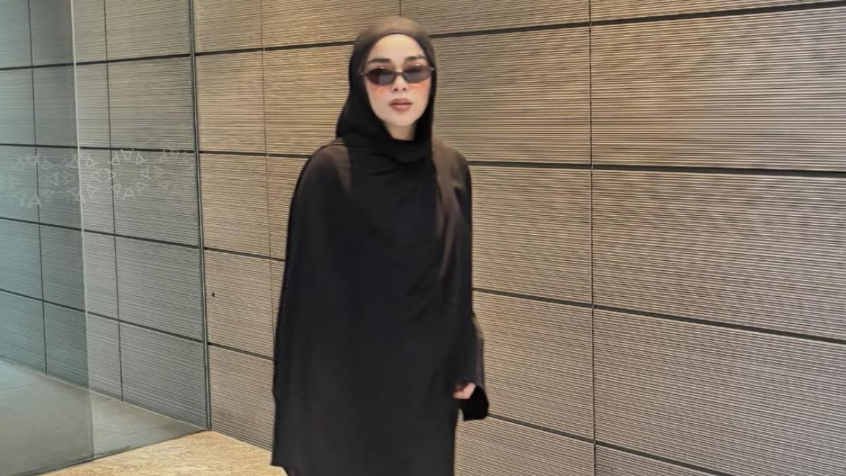 Jauh dari Kesan Tua, 6 OOTD Sivia Azizah Kenakan Abaya Dipadukan Kerudung Panjang yang Stylish