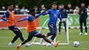 (Dari kiri) Pemain Inggris Jude Bellingham, Bukayo Saka dan Declan Rice berebut bola selama sesi latihan tim di stadion St George's Park di Burton-upon-Trent, Senin (30/5/2022). Timnas Inggris akan menjalani laga perdana Grup 3 League A UEFA Nations League dengan menghadapi Hungaria di Budapest pada Sabtu WIB, 4 Juni 2022. (Paul ELLIS/AFP)