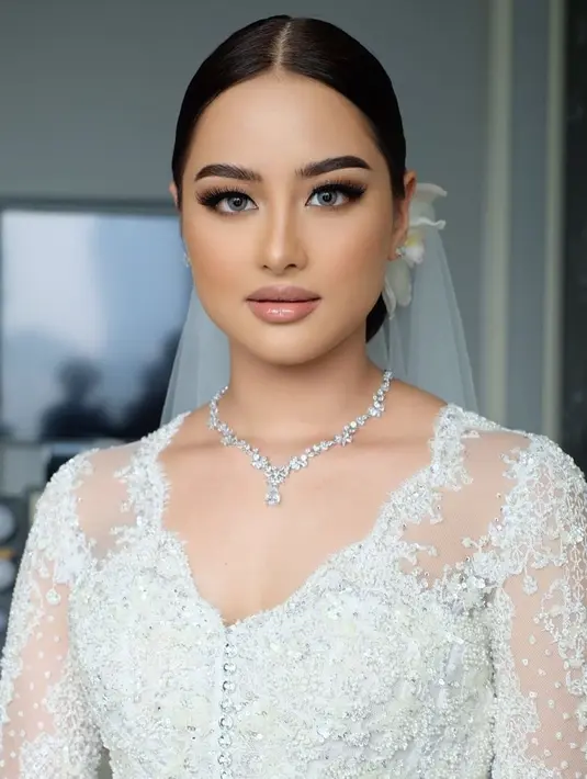 <p>Di tahun yang sama, ia menyusul sang kakak untuk menikah dengan kekasihnya. Cantiknya Amanda di hari pernikahannya pun menuai banyak atensi. Menggunakan kebaya putih, dipadu dengan makeup bold yang membuat 'pangling,' Amanda tampak luar biasa di sini. Foto: Instagram.</p>