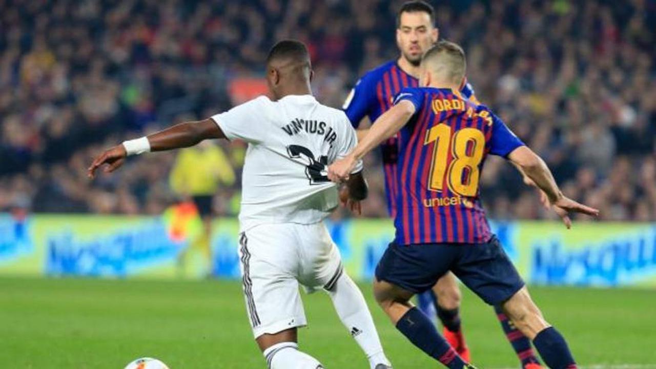 Jordi Alba menarik baju Vinicius Jr