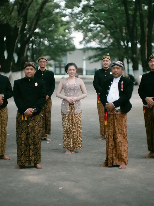 6 Pesona Celine Evangelista Jadi Perempuan Jawa Pakai Kebaya di Grebeg Besar Keraton Solo, Tak Kalah Anggun Berpose dengan Putri Raja