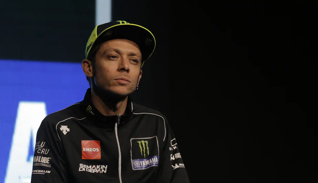 Pebalap Monster Energy Yamaha, Valentino Rossi saat peluncuran motor baru untuk MotoGP 2019 di Hotel Four Season, Senin (4/2). Motor baru tersebut diharapkan bisa mengangkat performa Yamaha. (Bola.com/Okie Prabhowo)