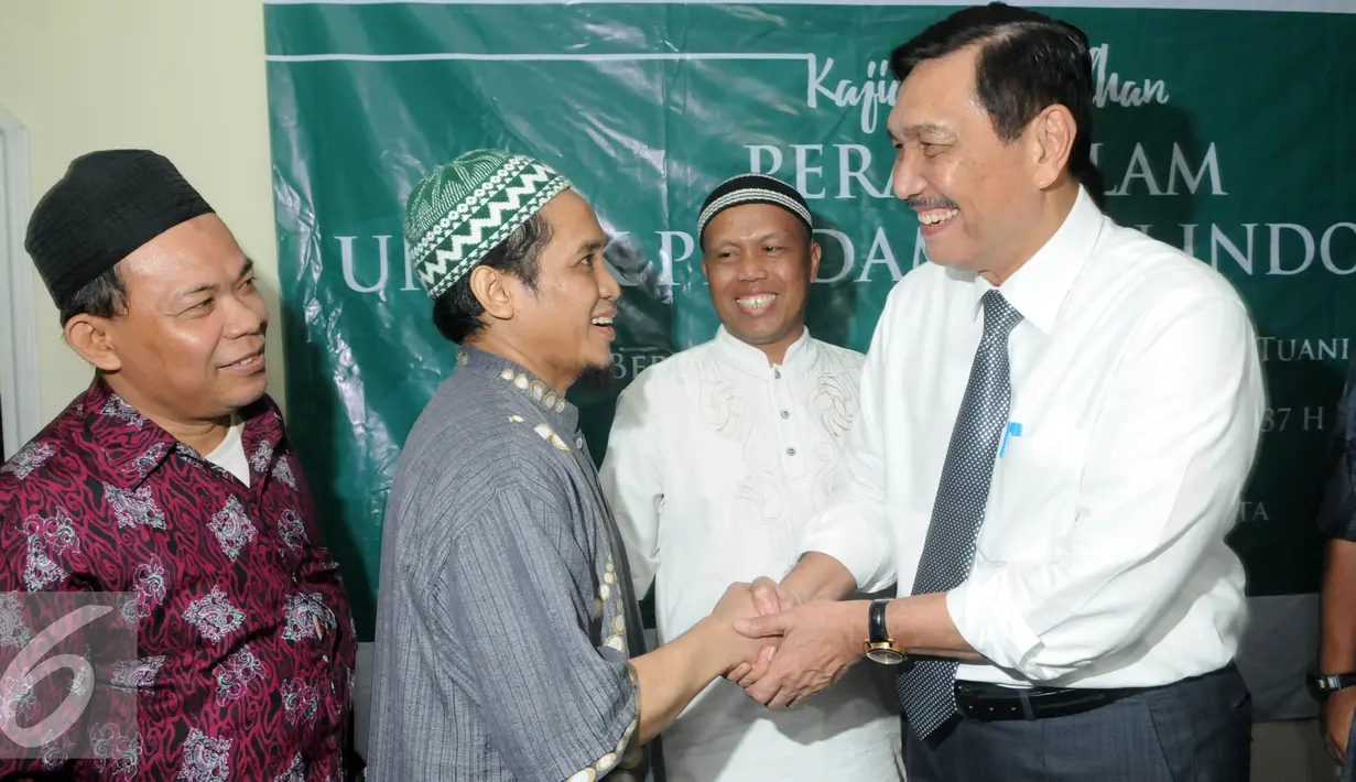 Menkopolhukam Luhut Panjaitan bersalaman dengan Ali Imron saat menghadiri kajian "Peran Islam untuk Perdamaian Indonesia, Jakarta, Selasa (28/6). Kajian Ramadan diselenggarakan oleh Wahid Foundation. (Liputan6.com/Helmi Afandi)