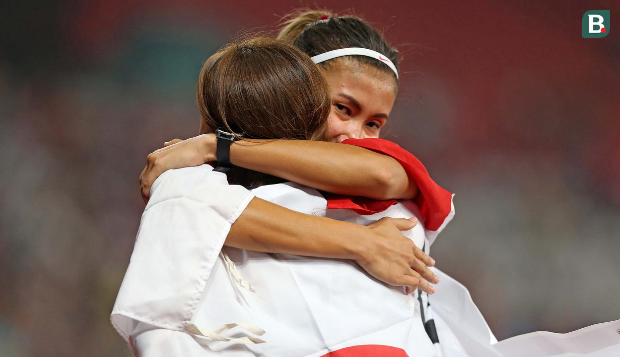 Pelari Indonesia, Emilia Nova, melakukan selebrasi usai berlaga pada nomor 100 meter lari gawang Asian Games di SUGBK, Jakarta, Minggu (26/8/2018). Emilia Nova menyabet medali perak setelah membukukan waktu 13,33 detik. (Bola.com/Peksi Cahyo)