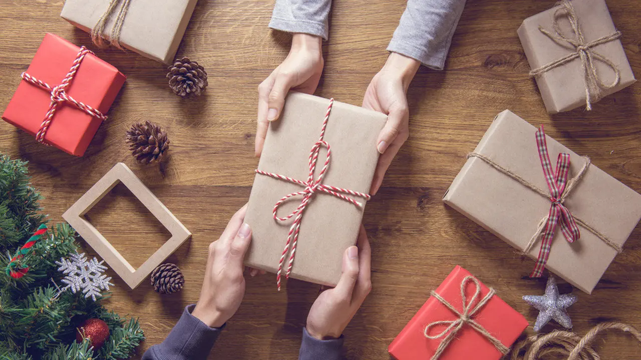 Bagi-bagi Kado Saat Natal Ternyata Bikin Bebas Stres (Oatawa Shutterstock)