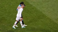Penyerang Portugal, Cristiano Ronaldo memapah Penyerang Uruguay, Edinson Cavani yang Cedera saat babak 16 besar Piala Dunia 2018 di Stadion Fisht di Sochi, Rusia (30/6). Pada saat itu Uruguay unggul 2-1 atas Portugal. (AP Photo/Darko Vojinovic)