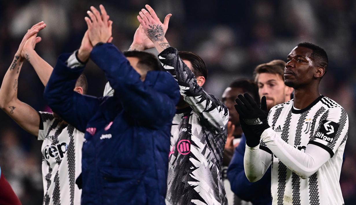 Pemain Juventus, Paul Pogba memberikan salam penghormatan kepada penonton setelah laga lanjutan Liga Italia 2022/2023 melawan Torino yang berlangsung di Allianz Stadium, 28 Februari 2023. (AFP/Marco Bertorello)