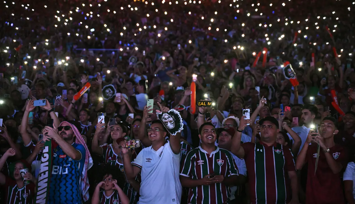 Fans Fluminense bersorak di tribun selama presentasi resmi bek Brasil Marcelo sebagai pemain baru tim di stadion Maracana di Rio de Janeiro, Brasil pada 10 Maret 2023. Marcelo yang didampingi keluarganya terlihat bahagia dengan sambutan bak pahlawan yang diterimanya. (AFP/Carl De Souza)