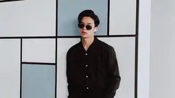 Bukan hanya jago dibidang musik dan punya suara merdu, penampilan suami aktris cantik Dinda Hauw ini banyak digemari fansnya. Tampil serba hitam, tak sedikit yang memuji selera fashion pria asal Manado ini.(Liputan6.com/IG/@rey_mbayang)