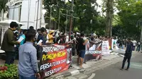 Massa Front Pembela Bangsa tolak kedatangan Rizieq Shihab di Bandung. (Foto: Liputan6.com/Huyogo Simbolon)