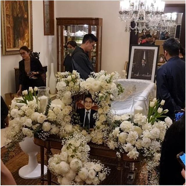 6 Potret Baim Wong Melayat Hotma Sitompul, Tetap Hadir Usai Hadapi Perceraian