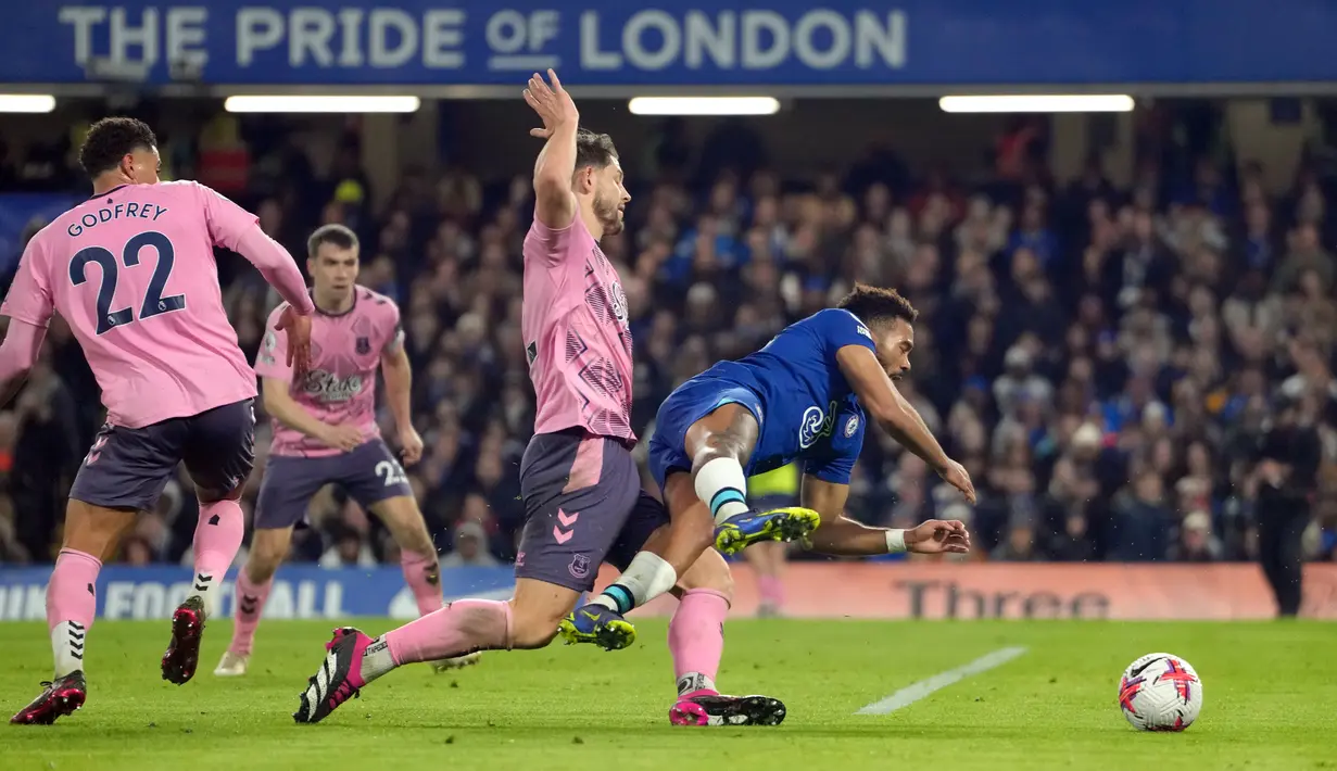 Hasil imbang membuat Chelsea harus rela tertahan pada posisi 10 klasemen Liga Inggris. (AP Photo/Kirsty Wigglesworth)