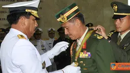 Citizen6, Cilangkap: Panglima TNI Laksamana TNI Agus Suhartono, menerima kunjungan kehormatan Panglima Tentera Darat Diraja Brunei Brigjen Dato Haji Yussof Bin Haji Abdul Rahman, Senin (7/5). (Pengirim: Badarudin Bakri)