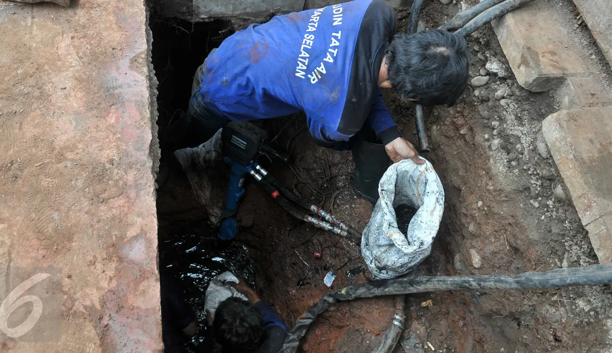 Petugas mengangkat endapan pasir saat membersihkan gorong-gorong di Jalan Gatot Subroto, Jakarta, Jumat (10/3). PHL dari Suku Dinas Sumber Daya Air (Sudin SDA) Jaksel kembali dikerahkan untuk membersihkan saluran di kawasan ini (Liputan6.com/Yoppy Renato)