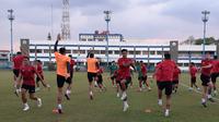 Timnas Indonesia menjalani latihan di Stadion Persib, Jalan Ahmad Yani, Kota Bandung, Senin (19/9/2022) sore untuk persiapan laga FIFA Matchday melawan Curacao. (Bola.com/Erwin Snaz)