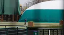 Seorang petugas lapangan melihat rumput di salah satu lapangan luar di Wimbledon, London, Rabu (1/4/2020). Turnamen grand slam Wimbledon yang dijadwalkan digelar 19 Juni-21 Juli tahun ini terpaksa dibatalkan karena pandemi virus corona. (AP/Kirsty Wigglesworth)