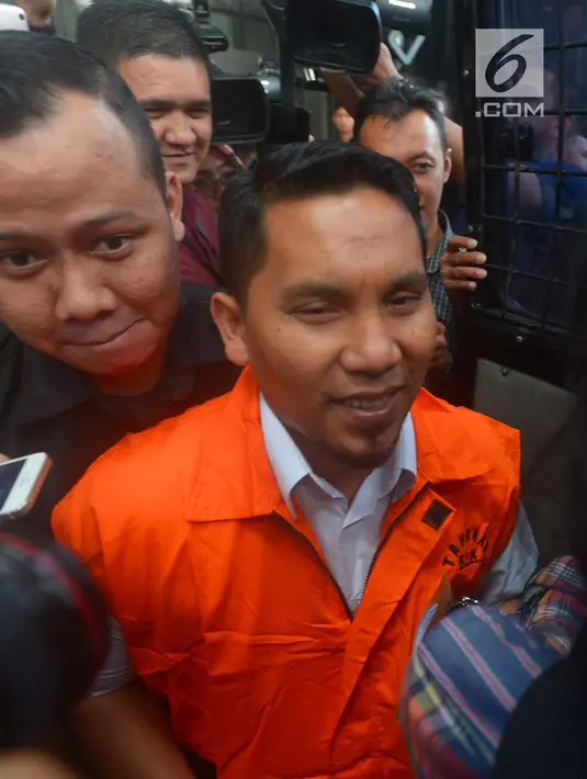 Ekspresi Bupati Bener Meriah Ahmadi usai menjalani pemeriksaan di KPK, Jakarta, Kamis (5/7). Ahmadi terjaring dalam operasi tangkap tangan atau OTT KPK di Takengon pada Selasa 3 Juli 2018. (Merdeka.com/Imam Buhori)