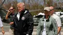 Presiden AS Donald Trump dan ibu negara Melania Trump setibanya di Luis Muniz Air National Guard Base, Puerto Rico, Selasa (3/10). Trump datang untuk melihat langsung kehancuran akibat terjangan badai Maria di Puerto Rico dua pekan lalu. (AP/Evan Vucci)