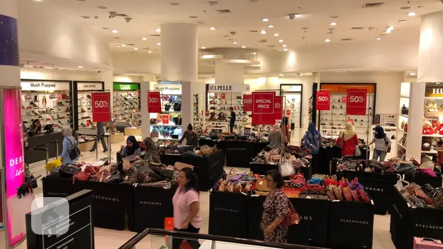 Kondisi gerai ritel Debenhams di Senayan City sebelum tutup. Gerai ritel ini mengumbar diskon besar-besaran bagi berbagai produknya (Vina A. Muliana/Liputan6.com)